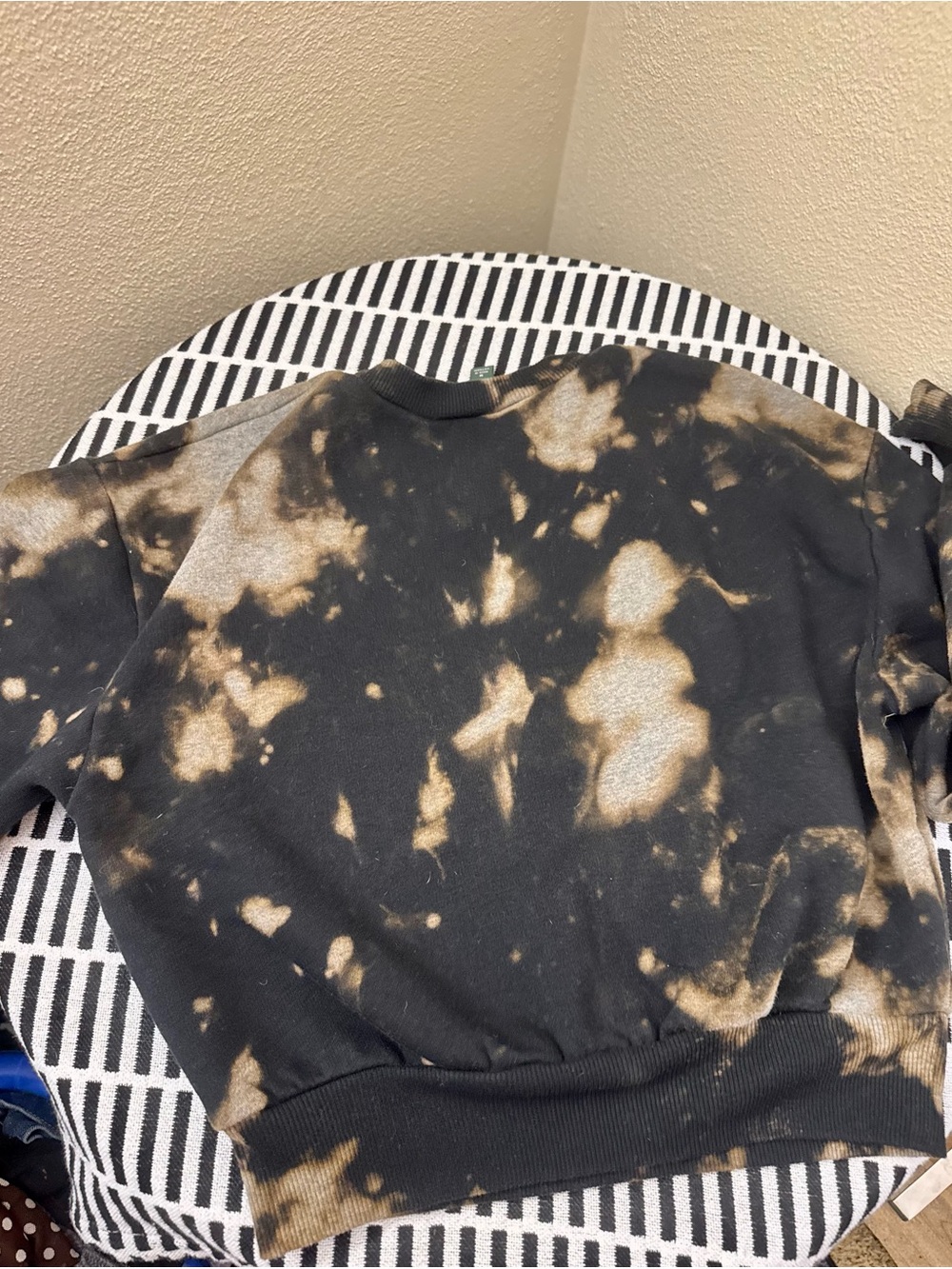 Women’s Wild Fable Black and Tan Tie-Dye Crewneck Crop Sweatshirt